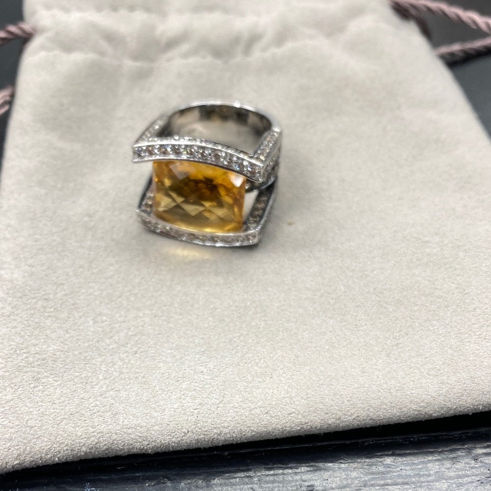 Dazzling Silver Ring with Gold-Toned Gemstone